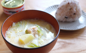 【レシピ】朝食べて夜ぐっすり♪　鮭缶とキャベツの豆乳スープ